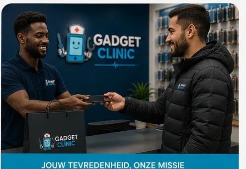 Remise d'un smartphone réparé à un client chez Gadget Clinic