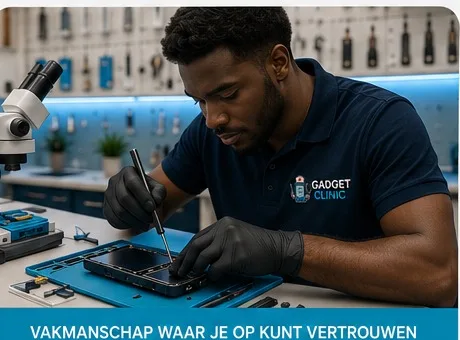 Technicien Gadget Clinic en train de réparer un smartphone